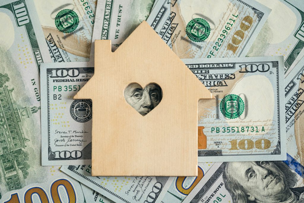 Pros and Cons of Accepting a Cash Offer on a House